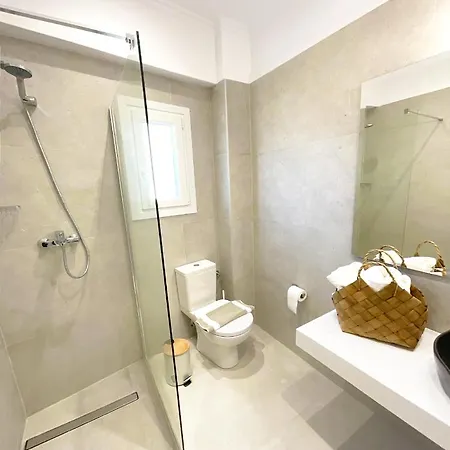 Beachfront 4-bed Luxury - Agios Gordios Corfu Greece Apartmán