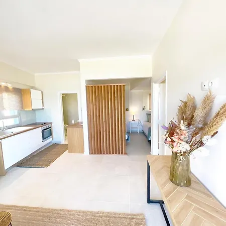 Beachfront 4-bed Luxury - Agios Gordios, Corfu, Greece דירה