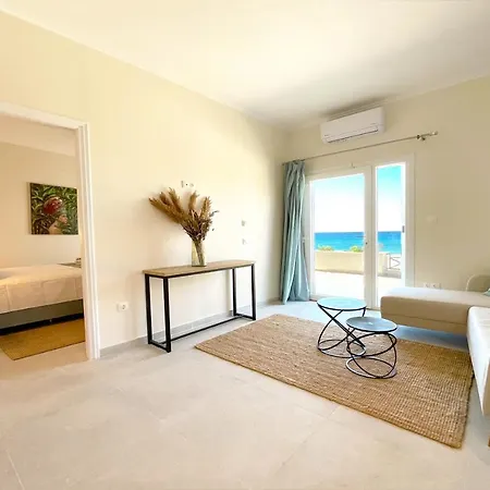 Beachfront 4-bed Luxury - Agios Gordios, Corfu, Greece דירה *