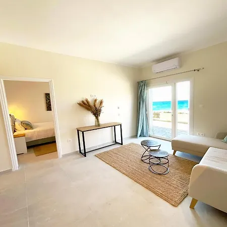 Beachfront 4-bed Luxury - Agios Gordios, Corfu, Greece אגיוס גורדיוס