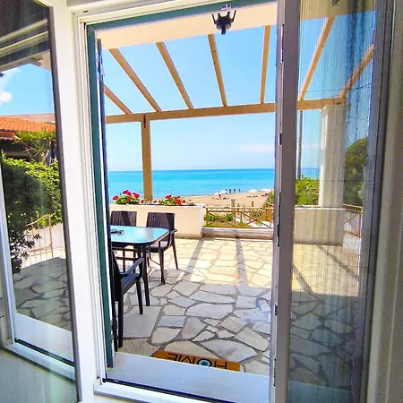 Beachfront 4-bed Luxury - Agios Gordios Corfu Greece