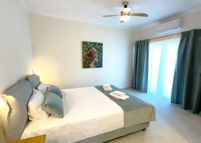 Beachfront 4-bed Luxury - Agios Gordios Corfu Greece Apartmán *