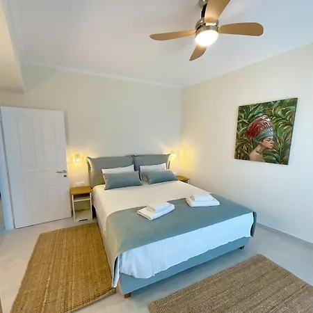 Beachfront 4-bed Luxury - Agios Gordios Corfu Greece דירה אגיוס גורדיוס