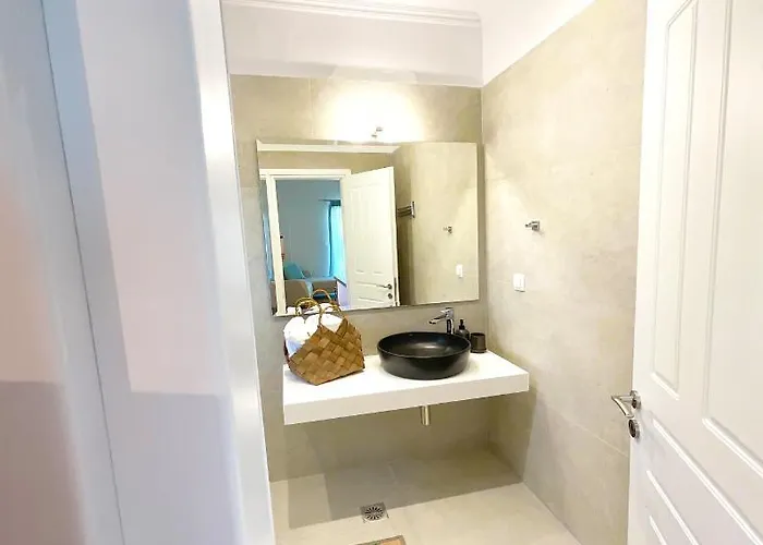 Beachfront 4-bed Luxury - Agios Gordios Corfu Greece アパート アギオス・ゴルディオス