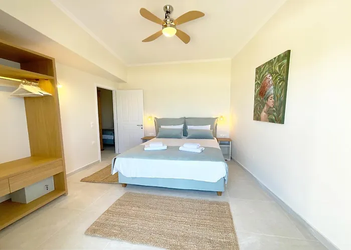 Beachfront 4-bed Luxury - Agios Gordios Corfu Greece アギオス・ゴルディオス